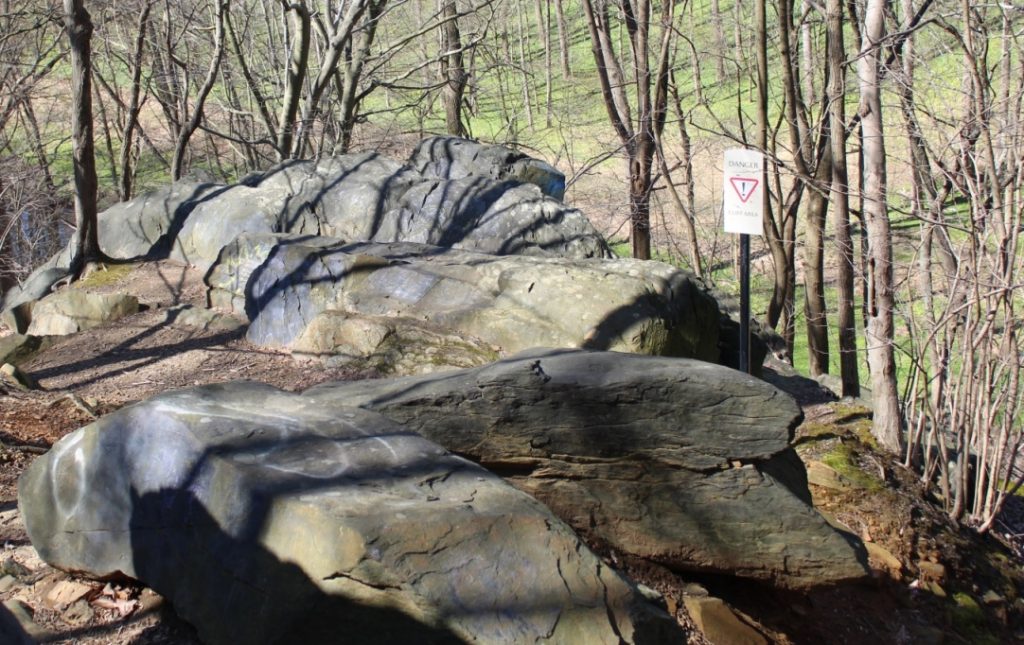 Large boulders and  a sign that says "DANGER cliff area"